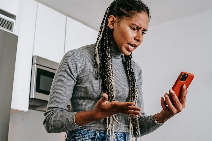 Pourquoi on ne m&rsquo;entend pas alors que mon téléphone est tout neuf ? La solution !